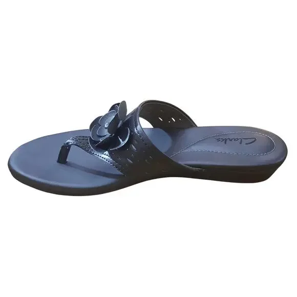 Clarks Qwin Hera Womens Pewter Thong Design Sandals & Flower Accent Size 8.5